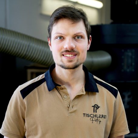 Tischlermeister Tom Petry guckt freundlich in die Kamera