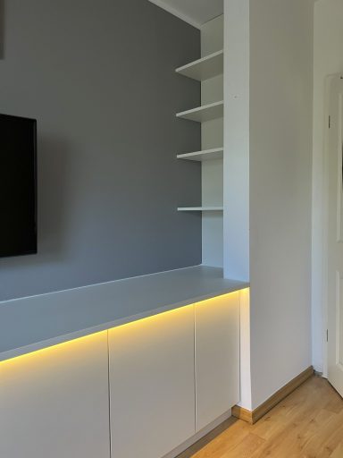 Sideboardkombination Eine Kombination aus Sideboard und Schreibtisch, stilvoll in Szene gesetzt mit einer indirekten LED-Beleuchtung.
