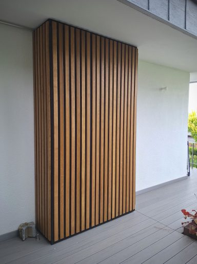 Outdoorschrank Ein Outdoorschrank, welcher die Heizungsrohre & Kaminrohre des Hauses abdeckt.