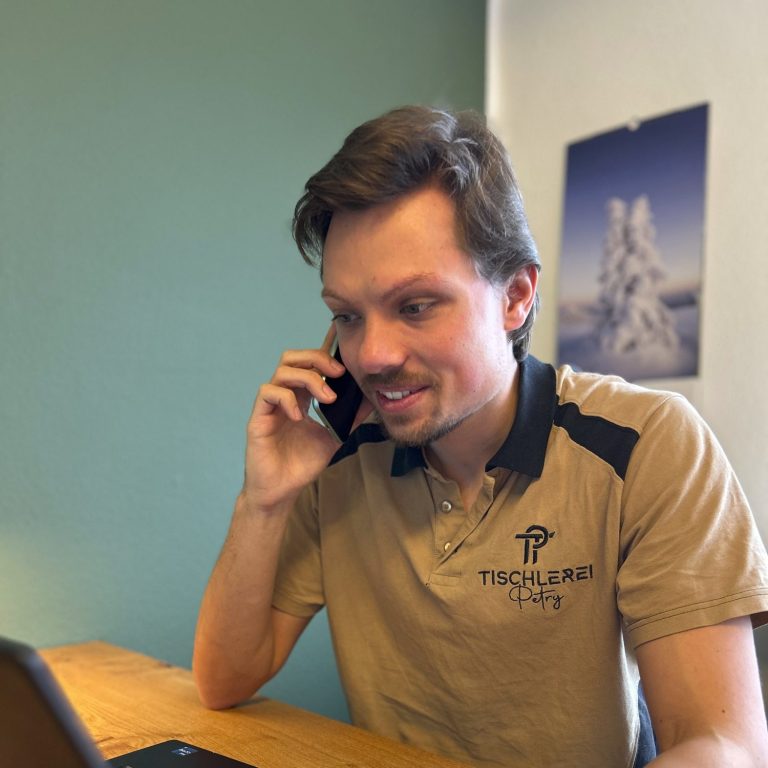 Person führt ein telefonisches Erstgespräch zur Projektplanung.