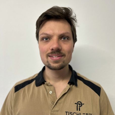 Tischlermeister Tom Petry guckt freundlich in die Kamera