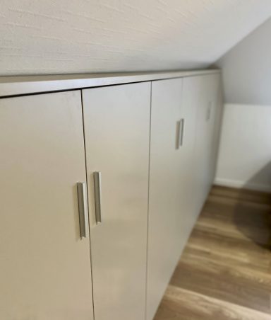 Drempelschrank Ein Drempelschrank, welcher passgenau unter einer Dachschräge eingebaut ist.