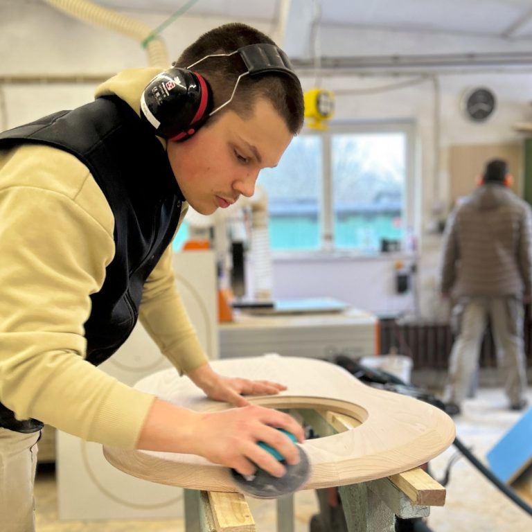 Mitarbeiter arbeitet in der Tischlerei an einem Kundenprojekt