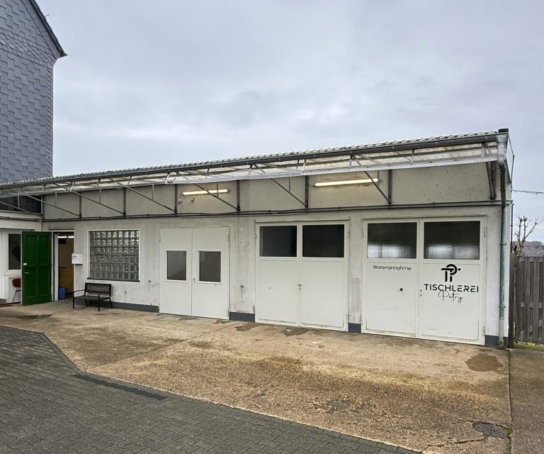 Ein Bild der Tischlerei Petry von außen. Zusehen ist die Werkstatt sowie der Hof in Wuppertal Cronenberg.