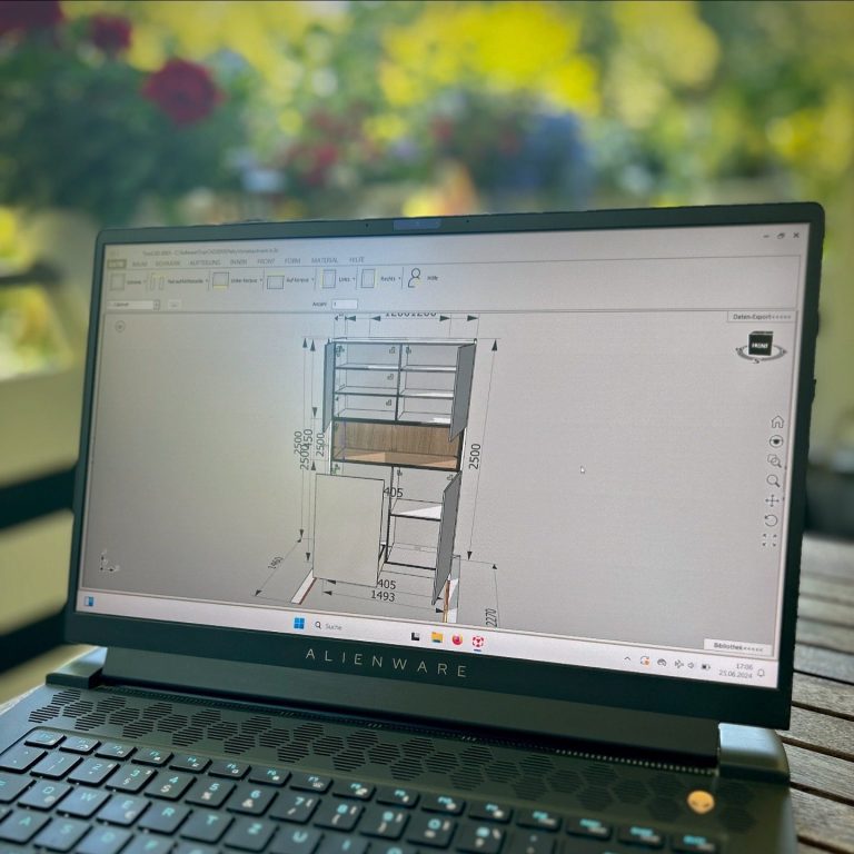 Laptop mit geöffneter 3D-Konstruktionssoftware zeigt die Detailplanung eines Möbelprojekts.